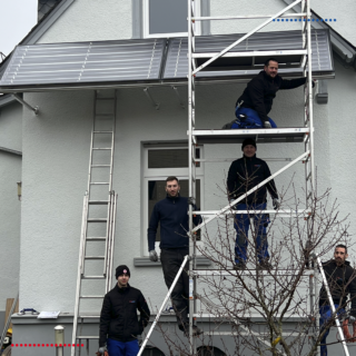 Unsere Techniker mit Azubi bei der Montage einer thermischen Solaranlage.