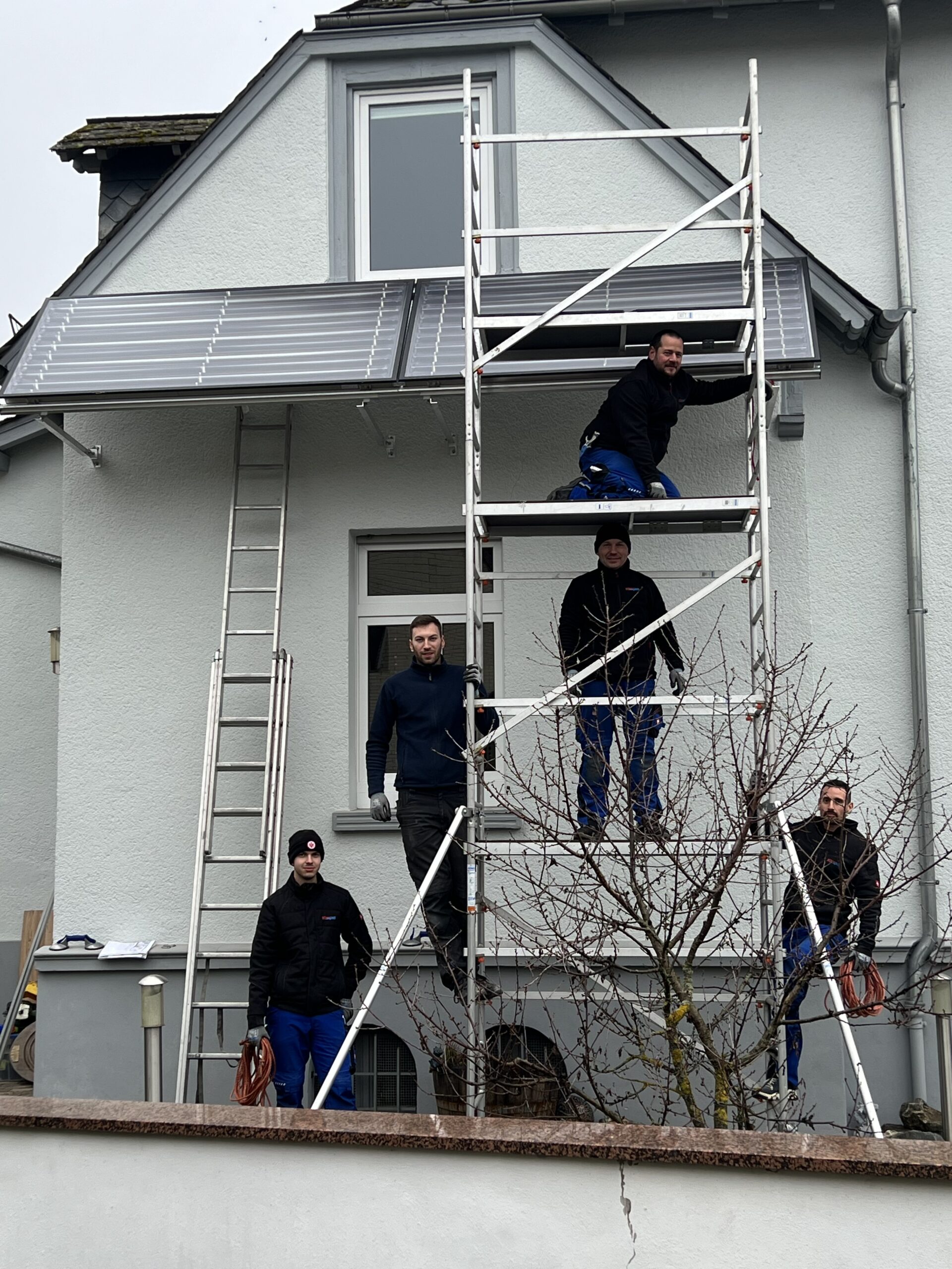 Die fleißigen Techniker der Firma Kimpel bei der Montage einer thermischen Solaranlagean einem Wohnhaus.