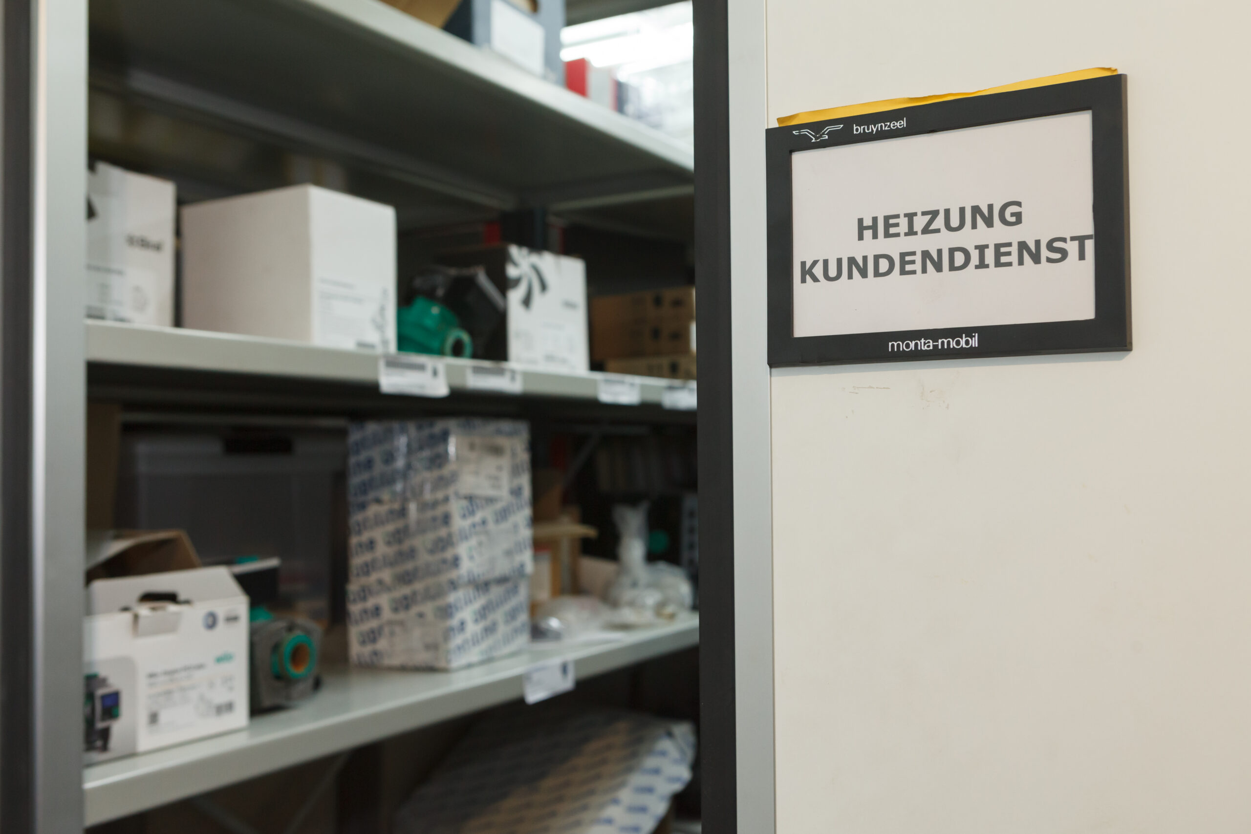 Ein Schild weist den Weg zum Bedarf für Heizungstechnik und Kundendienst.