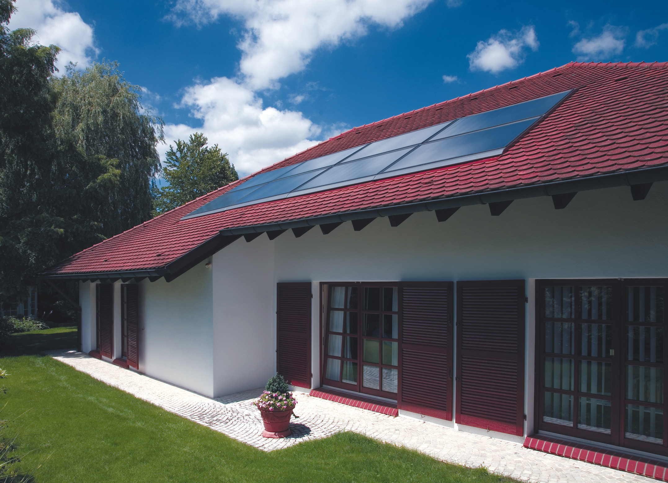 Ein Haus mit Solaranlage auf dem Dach.